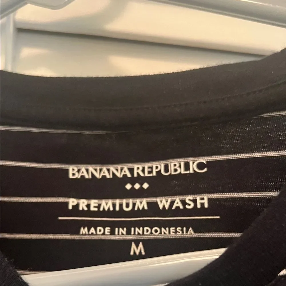 #0977+ Unisex Banana Republic Dark Navy Tee with White Stripes
